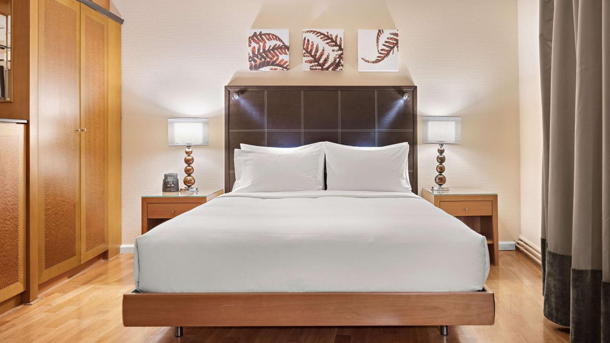 Habitación con cama grande